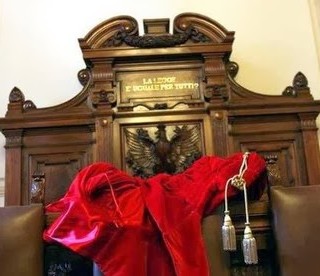 Archiviazione dichiarazione fraudolenta e mancata comunicazione alla parte offesa - Cassazione sentenza n. 42632 del 2013