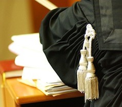 Induzione e non concussione se la mazzetta viene data per smussare una verifica - Cassazione sentenza n. 3722 del 2014 