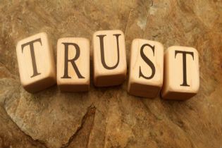 Trust familiare non è reato se il fine non è impedire il recupero delle imposte